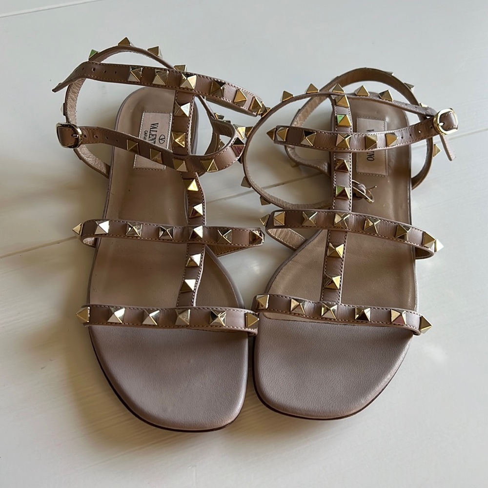 Valentino ROCKSTUD FLAT CALFSKIN SANDAL WITH STRAPS